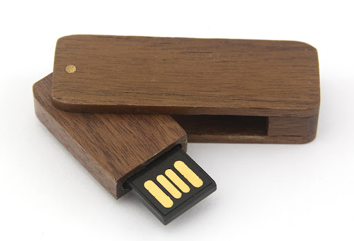 pendrive drewniany