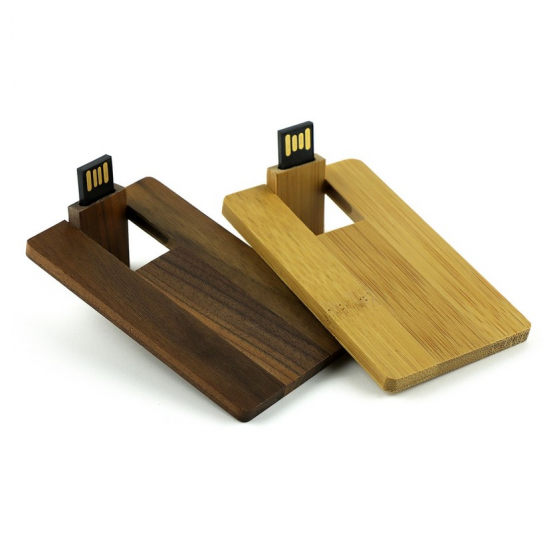 drewniany pendrive w kształcie karty