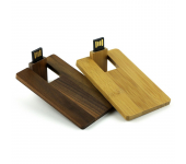drewniany pendrive w kształcie karty